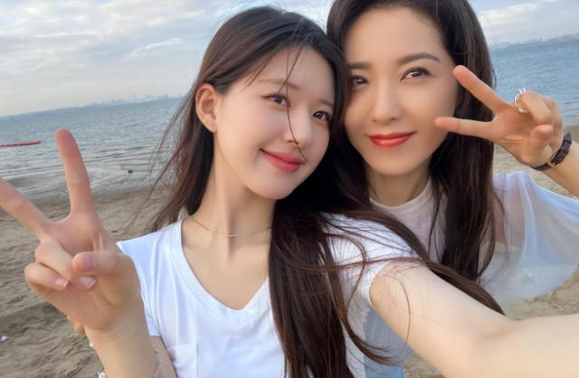 更让人感动的是,尽管年龄相差悬殊,但赵露思和曾黎之间的友情却是如此