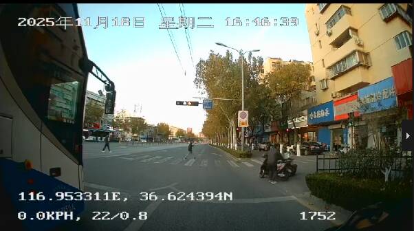 冬日街头的温暖一幕!市民骑车不慎摔倒 公交司机迅速上前施以援手