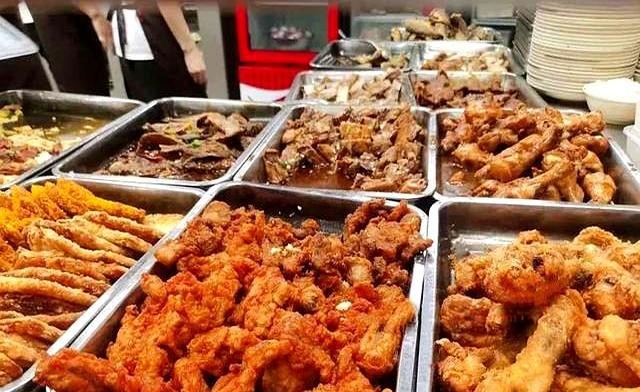 月薪2600不肯走，山东女子晒食堂伙食走红，网友：换我也不走