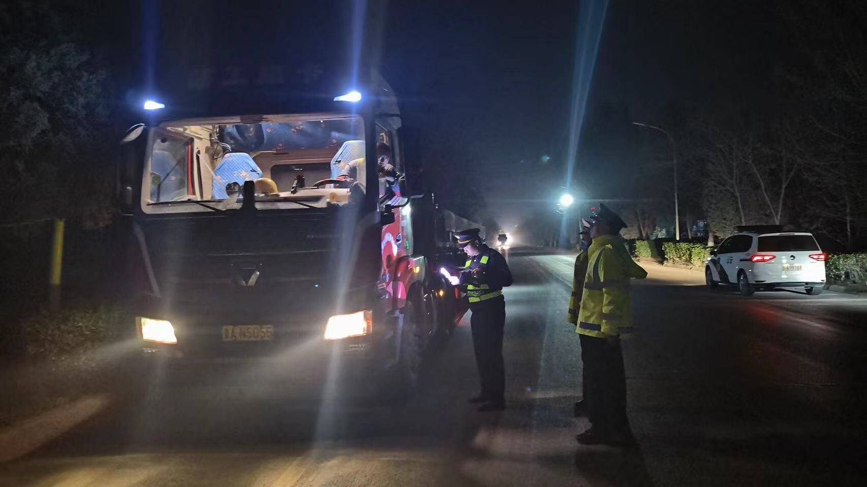 济南：跨区域联合执法 严打货车超限超载