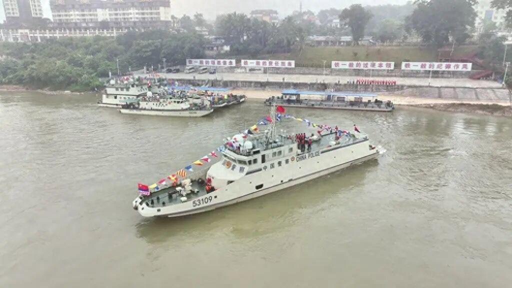 中方出动三艘执法艇！