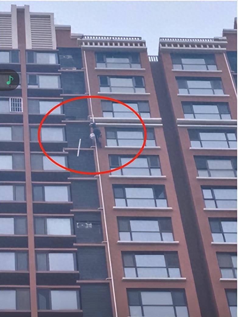 图省事将水管从27层扔下,李某被刑拘