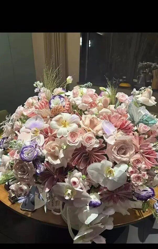 男子偷卖女友金手镯、金项链、金手链，再包13140元现金花束“制造浪漫”，女友报警把他抓了