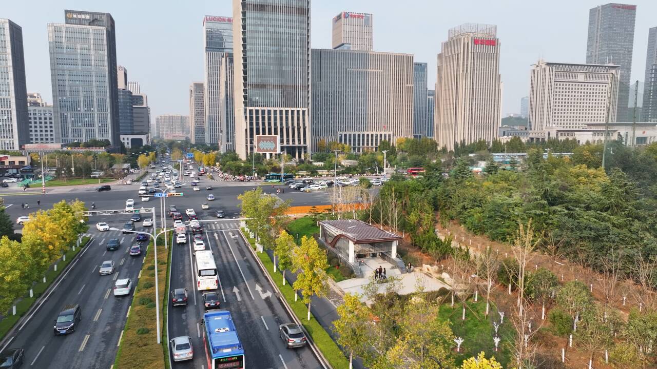 济南地铁施工围挡大面积“退场” 城市道路加速“回归”