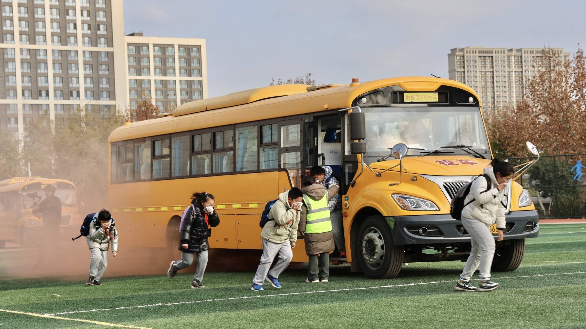 以“练”筑防 守护生命通道！济南高新区开展校车安全应急演练