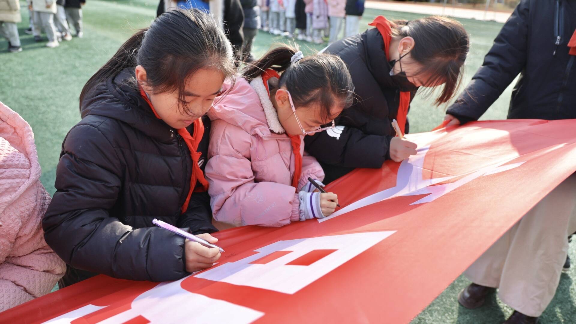 以“练”筑防 守护生命通道！济南高新区开展校车安全应急演练