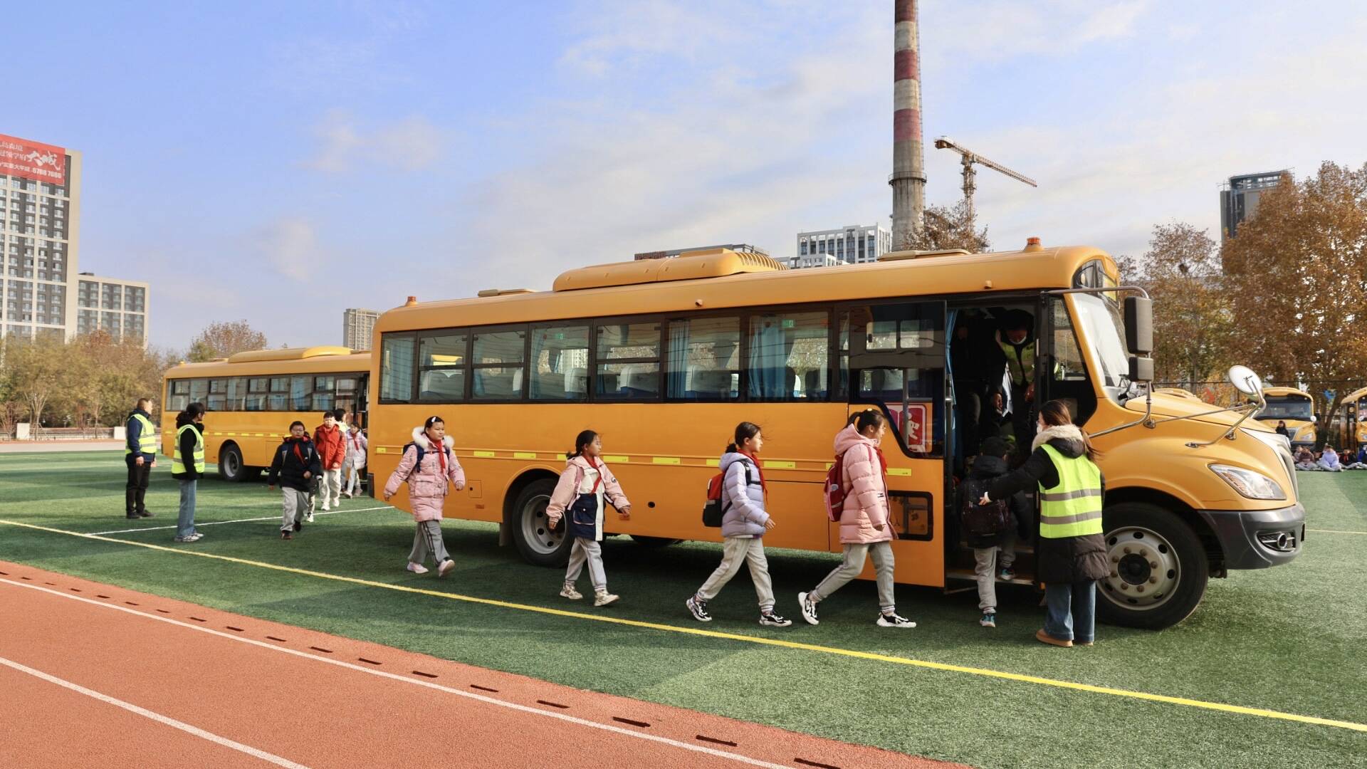 以“练”筑防 守护生命通道！济南高新区开展校车安全应急演练