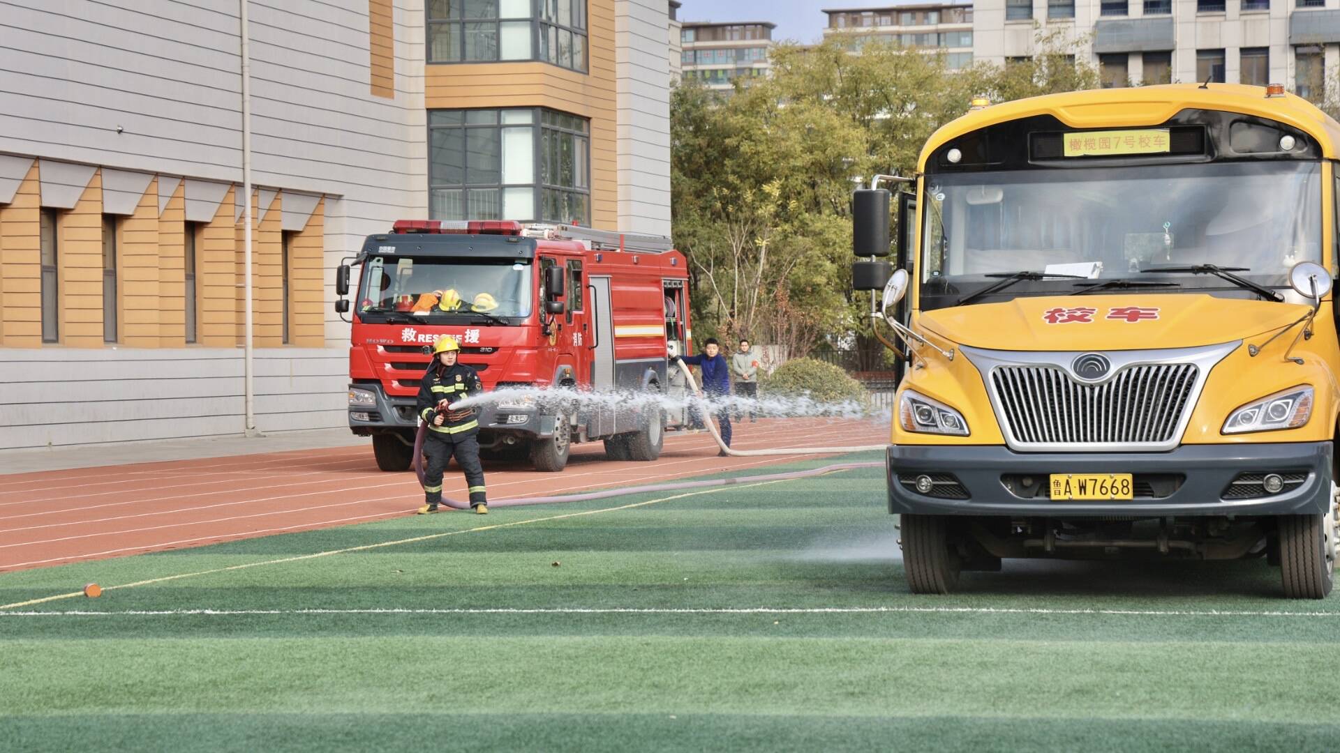 以“练”筑防 守护生命通道！济南高新区开展校车安全应急演练