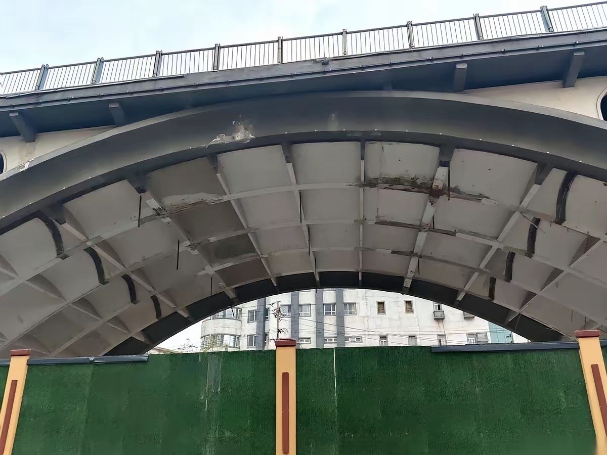 我天，济南天桥被“掏空”了！！！！