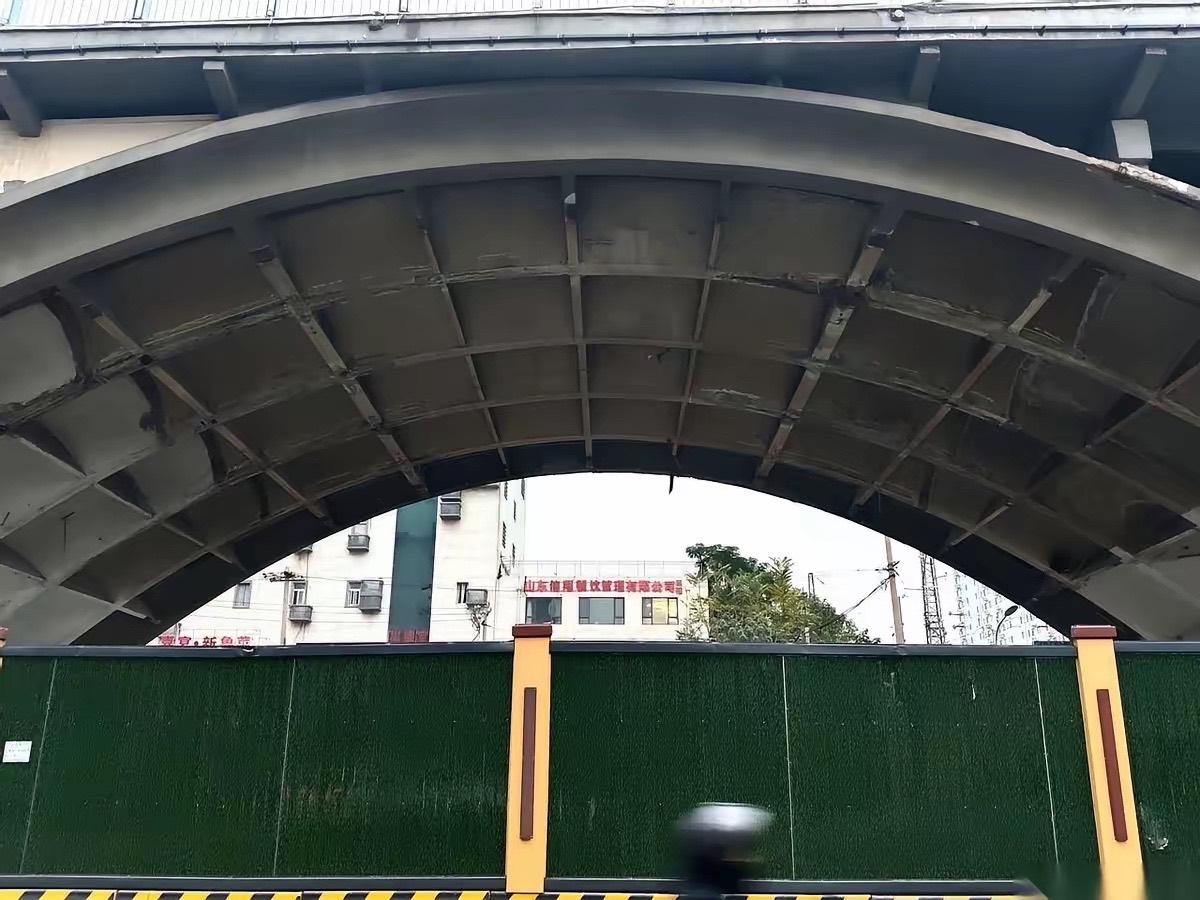 我天，济南天桥被“掏空”了！！！！