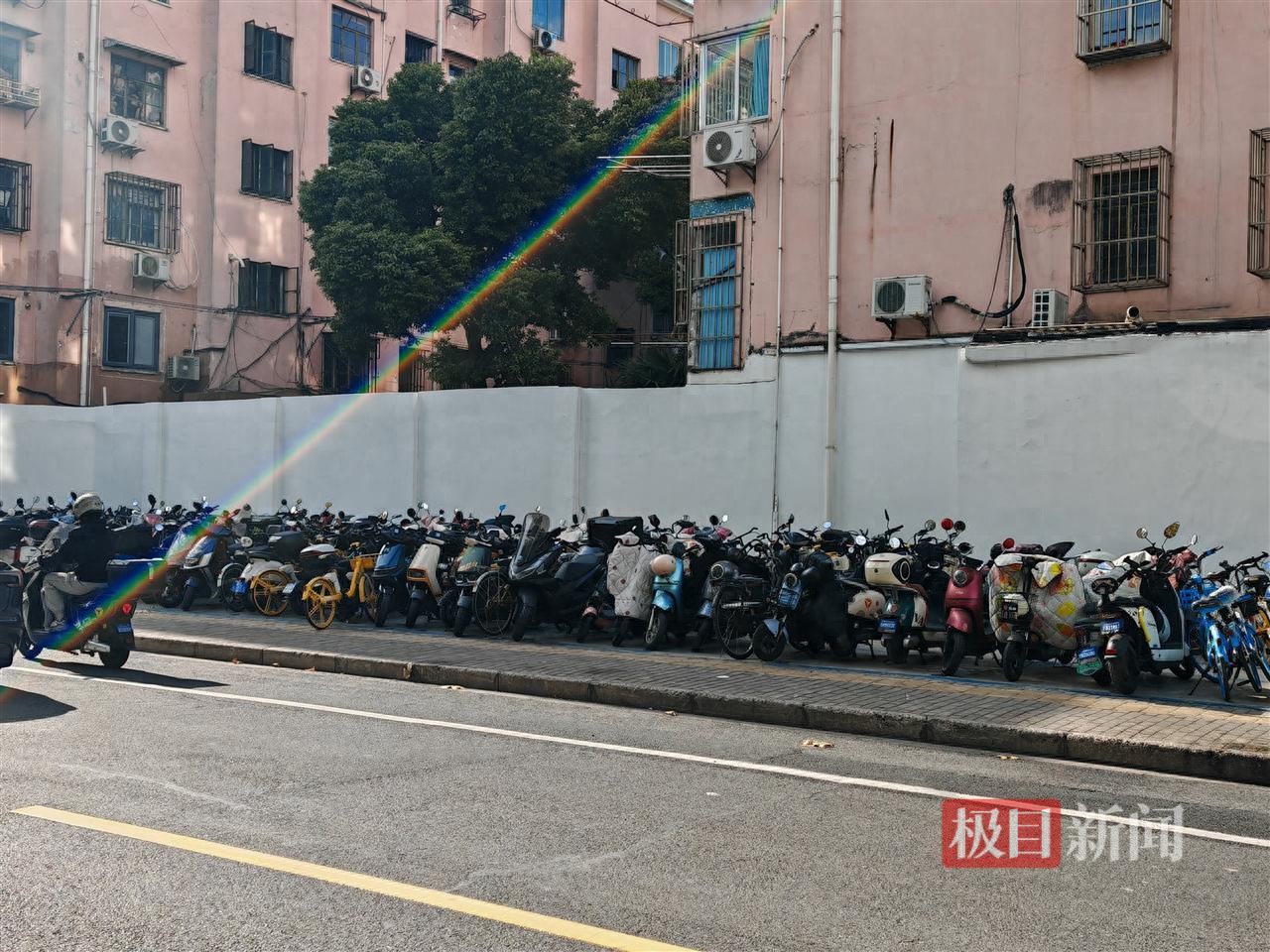 新国标电动车陆续投放市场，有商家担心新车卖不动，对上新持观望态度