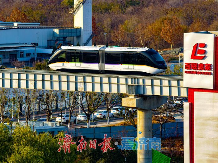 高新云巴穿霞织锦绣 东城暮色入画来