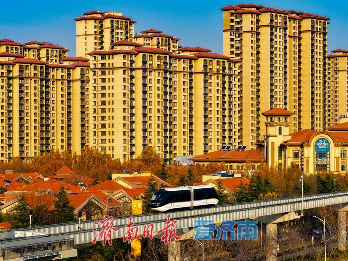 高新云巴穿霞织锦绣 东城暮色入画来