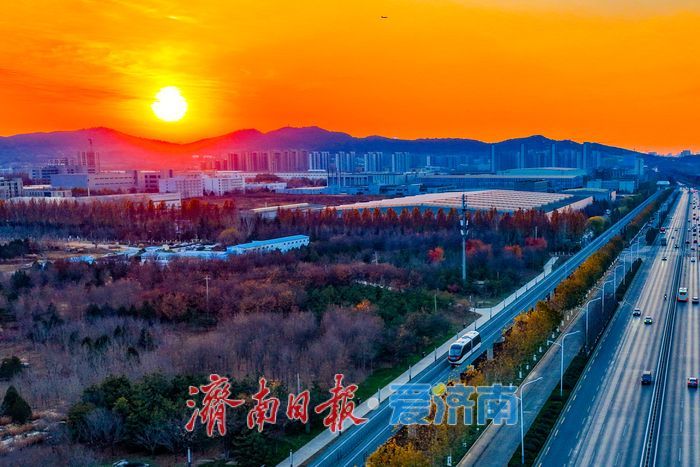 高新云巴穿霞织锦绣 东城暮色入画来