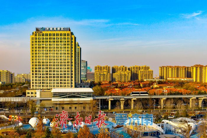 高新云巴穿霞织锦绣 东城暮色入画来