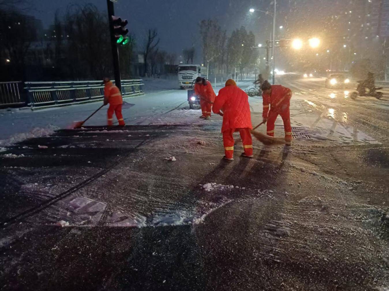 昼夜清雪保畅通 济南高新城管1450名人员浴“雪”奋战守护城市平安路