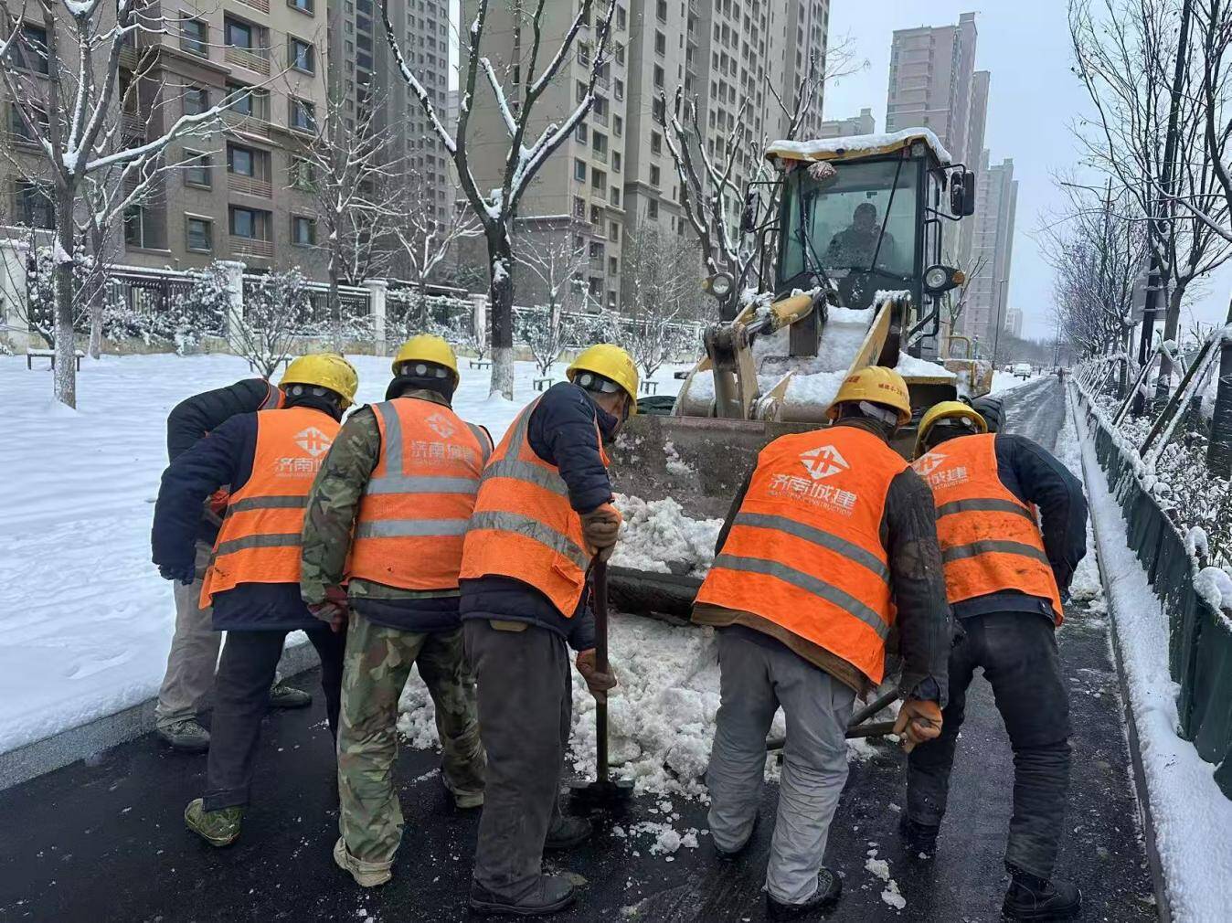 昼夜清雪保畅通 济南高新城管1450名人员浴“雪”奋战守护城市平安路