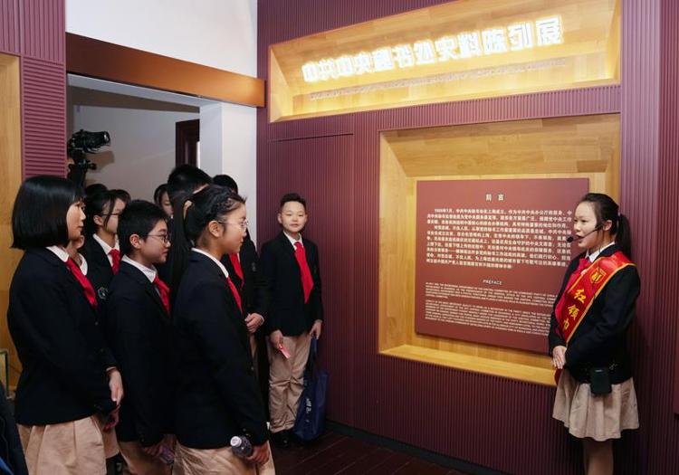 时政微观察丨浇花浇根 育人育心