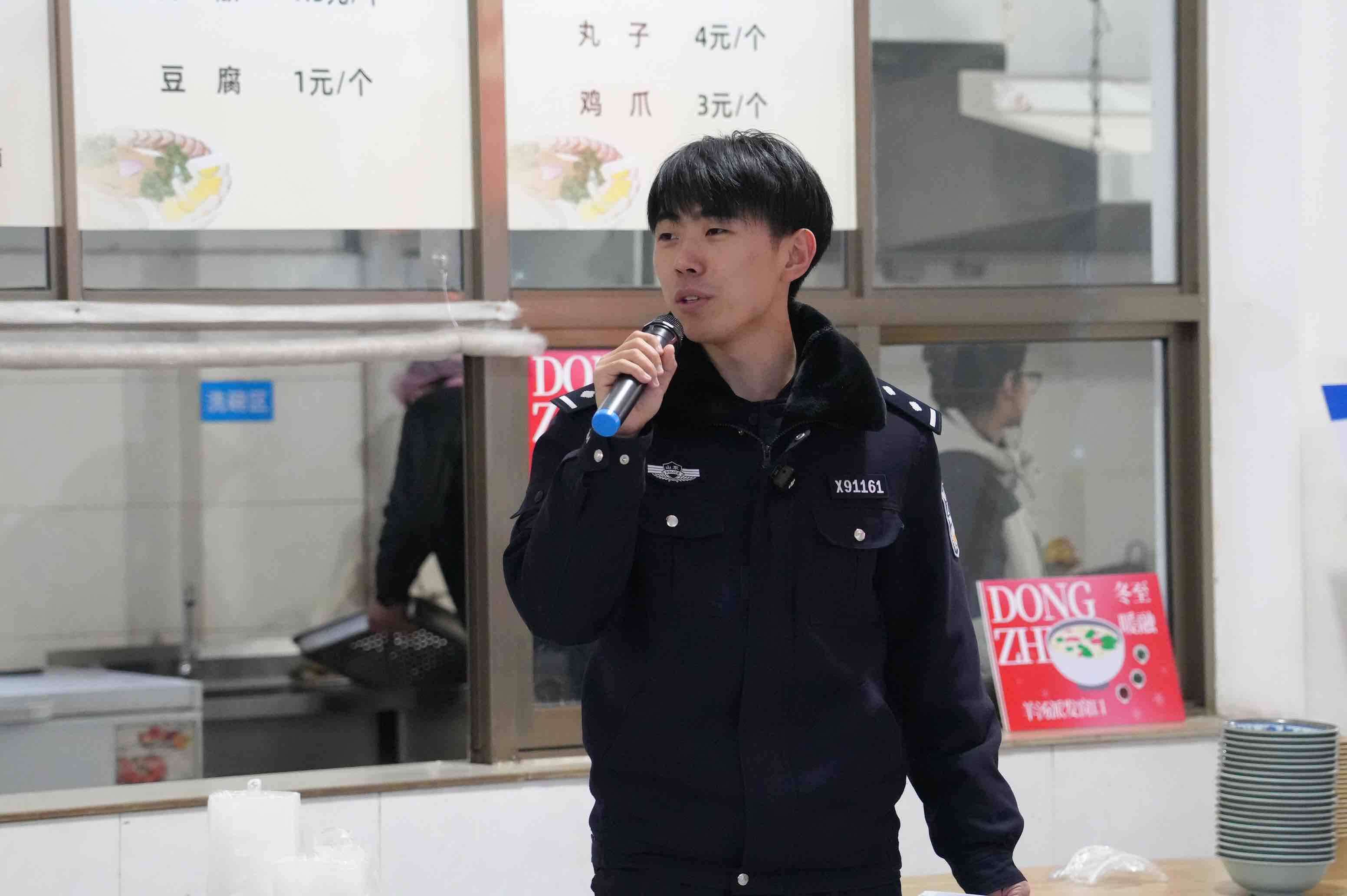 济南市莱芜区警企联动护航工友过冬至