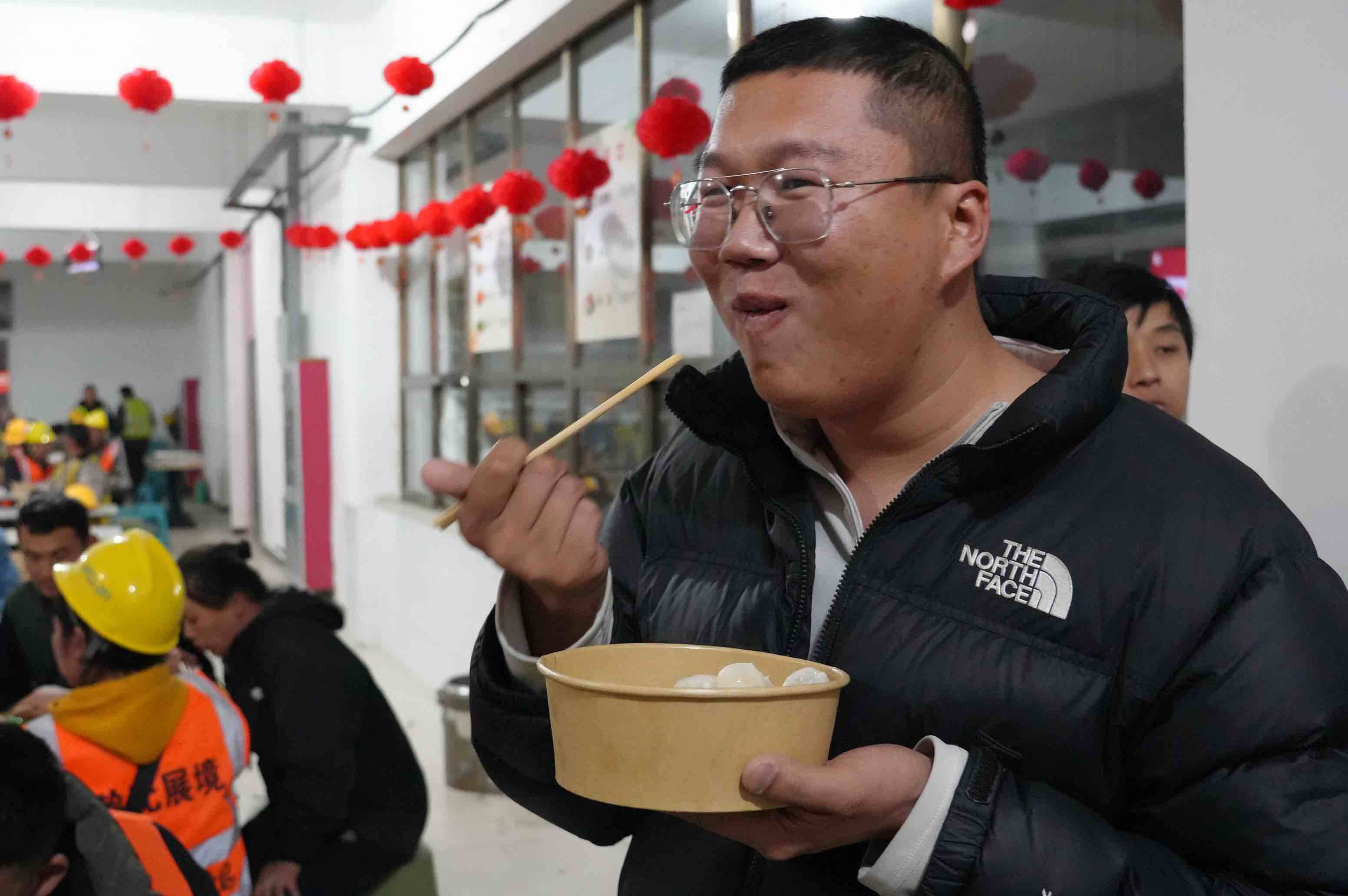 济南市莱芜区警企联动护航工友过冬至