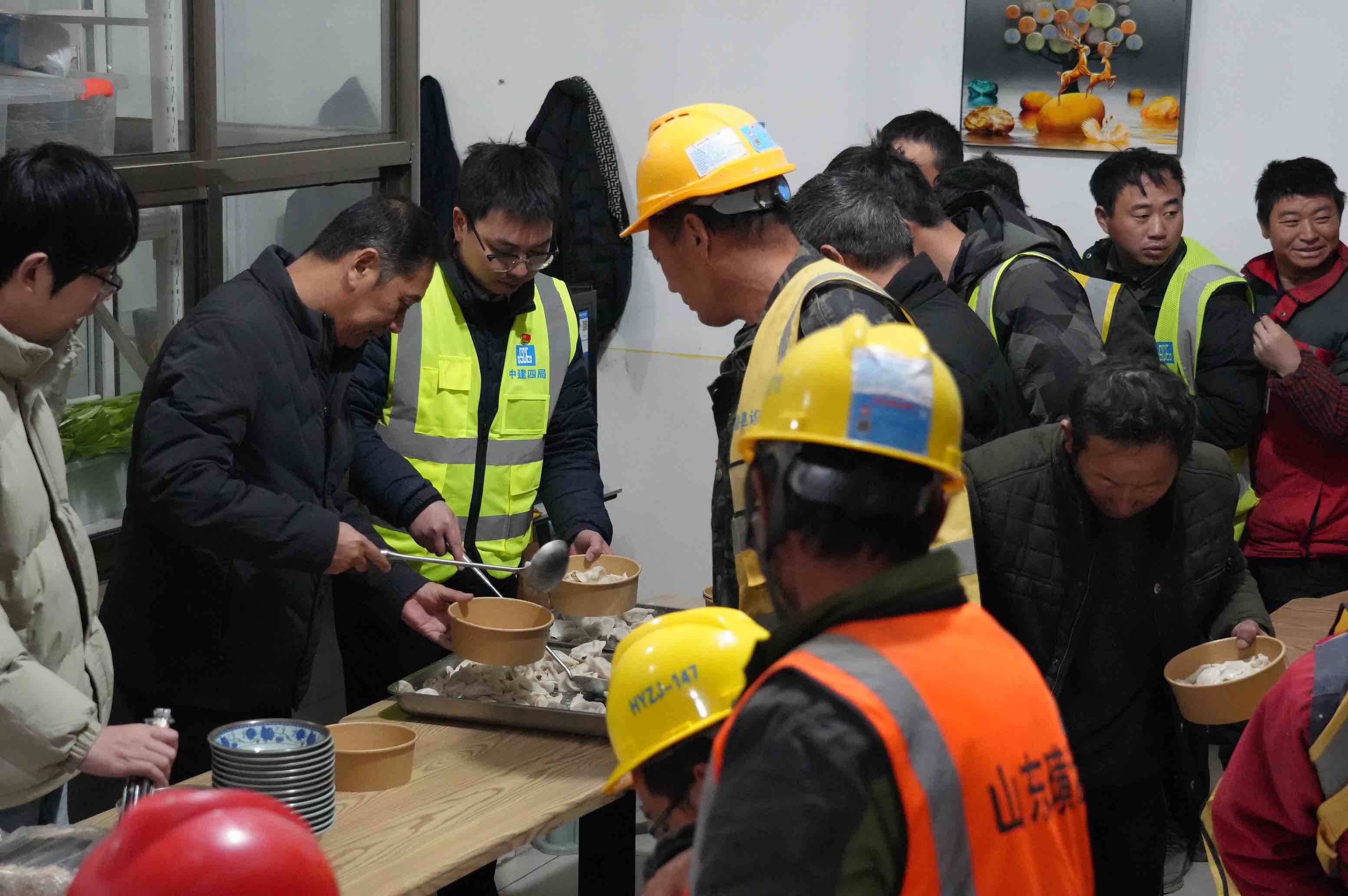 济南市莱芜区警企联动护航工友过冬至