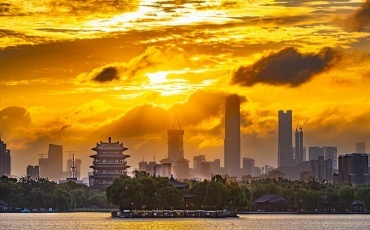 三年人才献词里，写下“天下泉城聚天下英才”的答案..