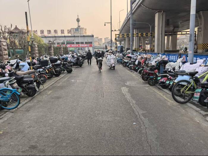 从“堵心路”到“舒心路” 济南天桥破解省立三院周边非机动车无序停放难题